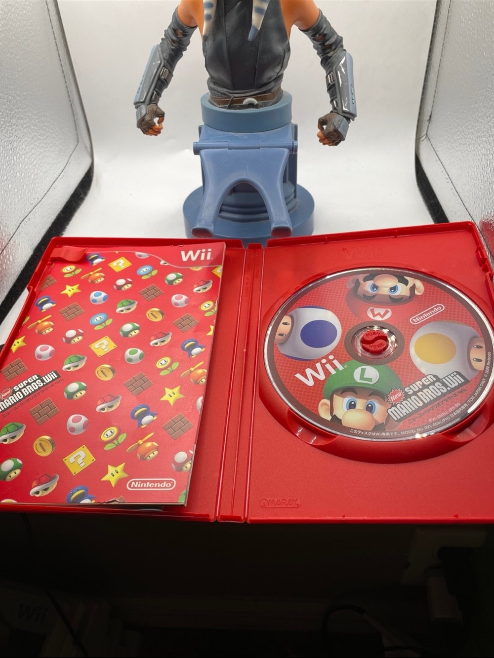 Nintendo New Super Mario Bros. Wii Red Game Case with Colorful Cover Art - Picture 3 of 3